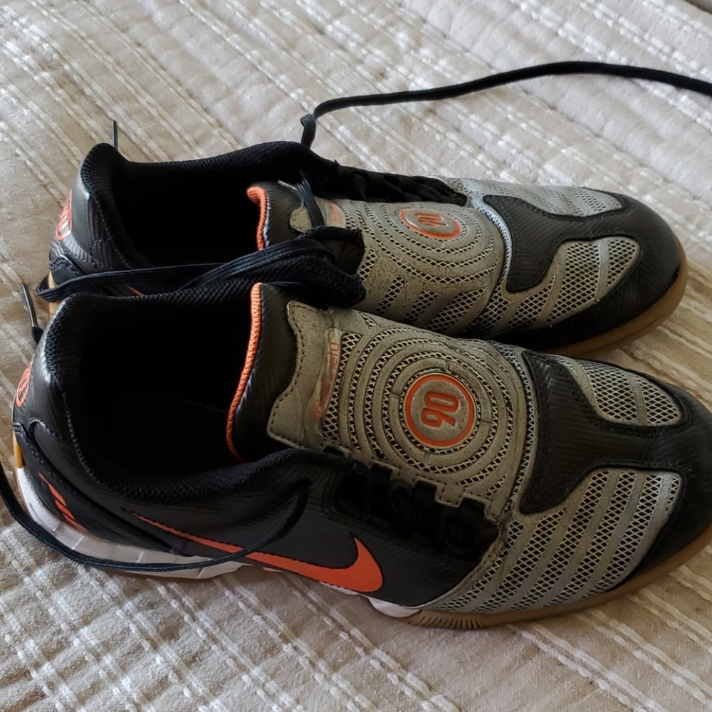 Nike Total90 size 6 youth indoor soccer shoes